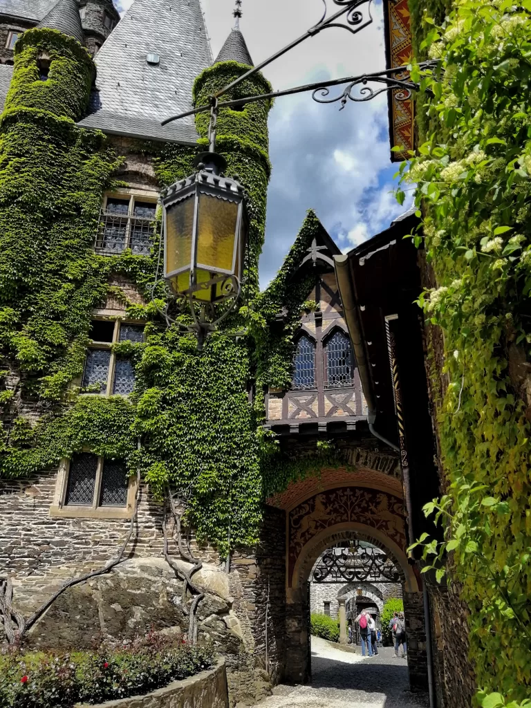 Reichsburg Cochem: History, Vineyards, and Medieval Lore 15