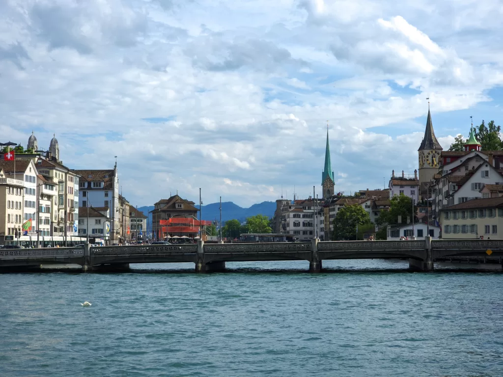 Zürich in a Day: Highlights of the Altstadt and Scenic Rivers 11