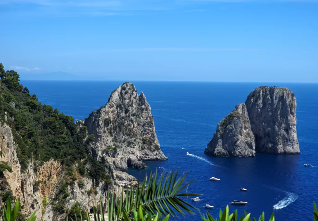 Mediterranean Dreams and Tourist Schemes: My Day in Capri 45